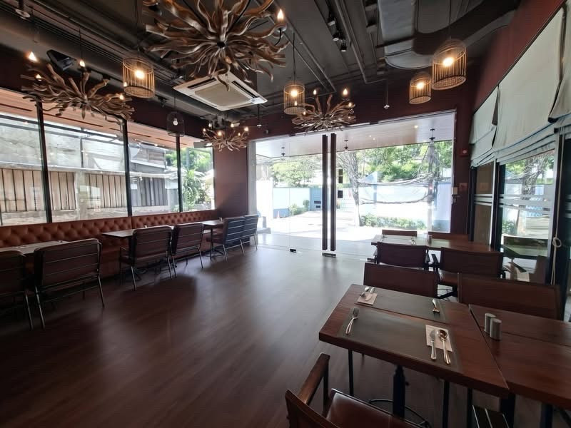 Restaurant for rent Thonglor - Phrom Phong | Near BTS 650 meters | Parking available | Big kitchen with kitchen equipment