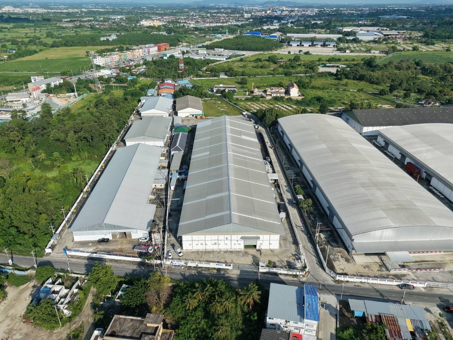 Warehouse and factory for sale with tenants, Ban Bueng District, Chonburi Province, on 8 rai of land, usable area 9,000 sq m, price 129 million baht. Warehouse and factory for sale with tenants, Ban Bueng District, Chonburi Province, on 8 rai of land, usable area 9,000 sq m, price 129 million baht.