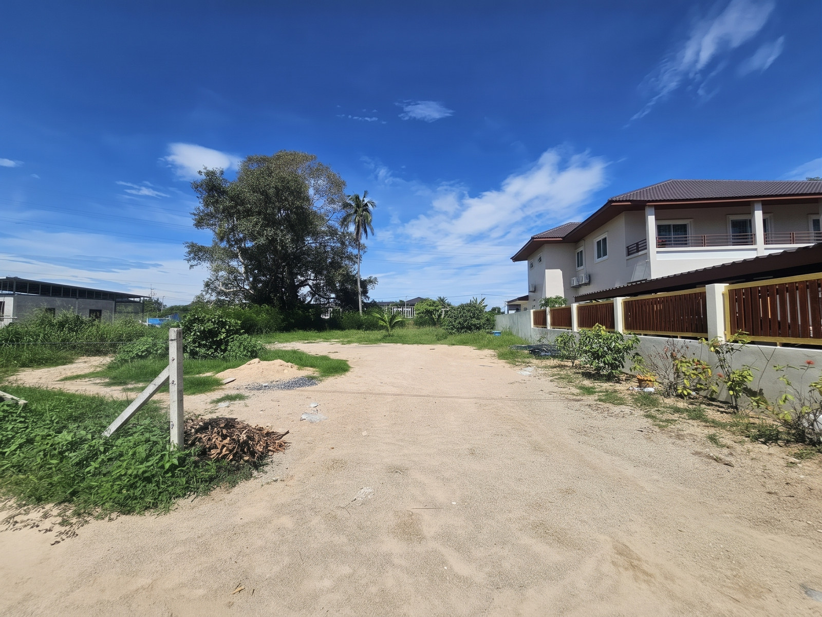 ฟรีค่าโอน! ขายที่ดินศรีราชา 100 ตร.ว. แปลงสวยสี่เหลี่ยม ถมแล้วน้ำไม่ท่วม พร้อมสร้างบ้าน ฟรีค่าโอน! ขายที่ดินศรีราชา 100 ตร.ว. แปลงสวยสี่เหลี่ยม ถมแล้วน้ำไม่ท่วม พร้อมสร้างบ้าน
