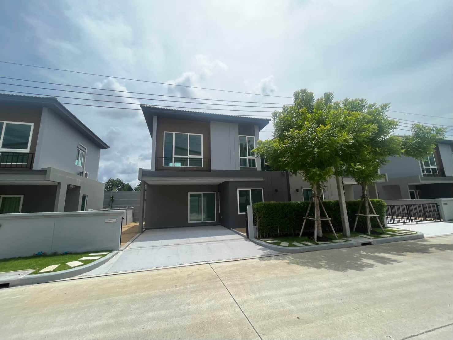 Spacious rain house for rent, Baan Klang Muang Sathorn - Phetkasem project.