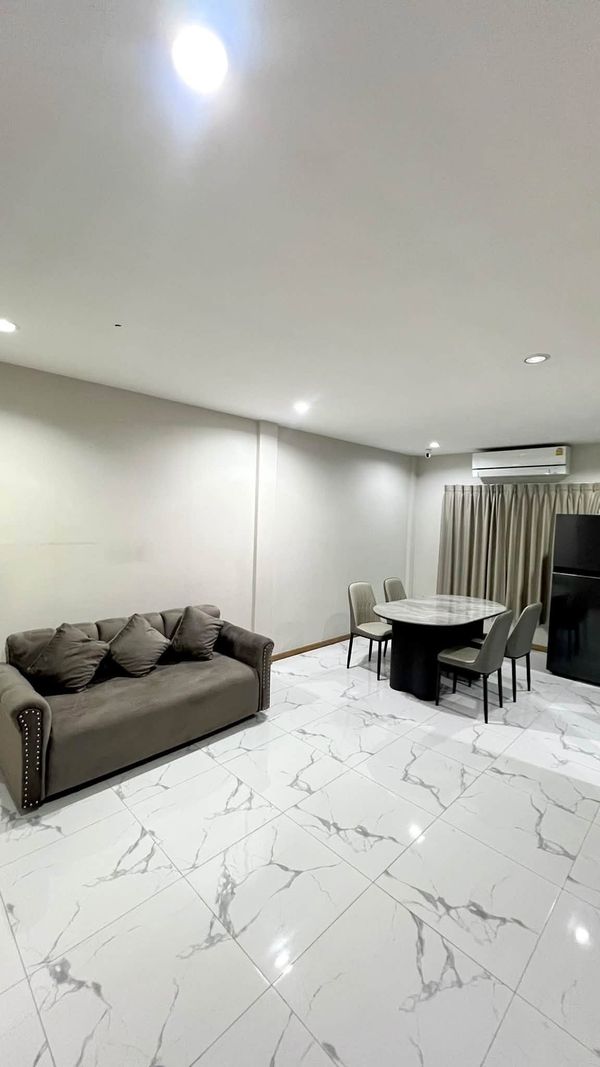 3-story townhome for rent (corner house) in the heart of Ratchada-Lat Phrao.