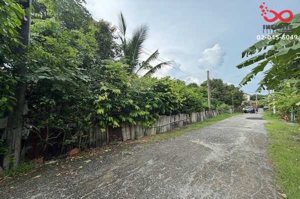 Land for sale 754 sq m. with detached house, Soi Ramintra 62, Khan Na Yao, near Kanchanaphisek Ring Road.  Pink Line