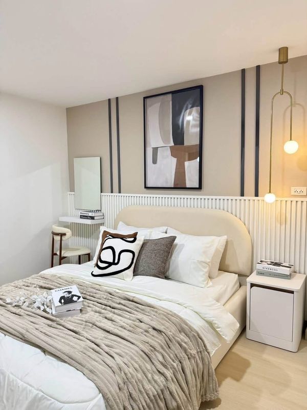 Condo for sale, 2 bedrooms, 2 bathrooms, Ratchada 32 area, beautifully decorated, very good condition. Its not easy to find a large room of 60 sq m in the Ratchada area that is decorated and ready to move in like this.  Buying a place to live in yourself 