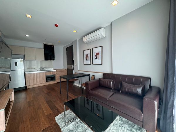 Rhythm Sathorn, corner room, 38 sq m., river view, fully furnished, electrical appliances, available for rent.