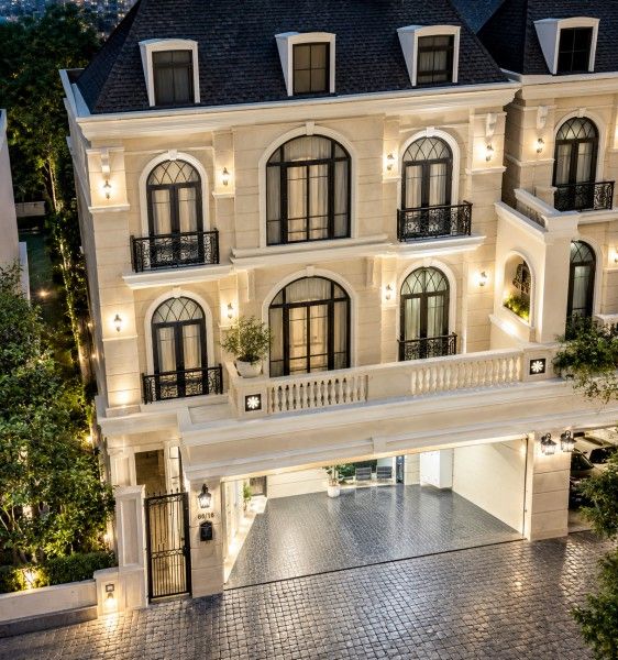 ultra-luxury European-style mansion features 4-5bed Sukhumvit-Ekkamai 18–24 area this 3.5-story 5 ba