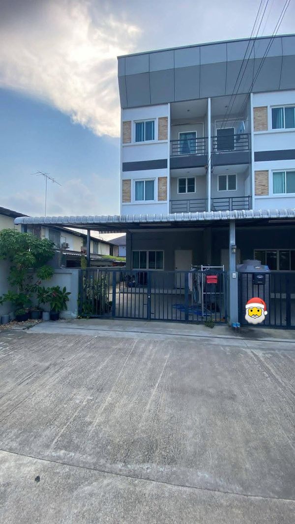 🏡✨ Urgent for rent! 3-storey townhome, Soi Nakhon Laem Thong Village 1, Intersection 2 (2-4), 3 bedrooms, 3 bathrooms, ready to move in immediately. There is furniture 🐶🐱 Pets allowed 💰 Rent only 16,000 baht/month.