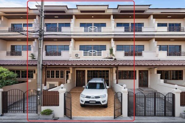 50% Discount 3 Storey Townhome in Mistine, Rat Phatthana, 5beds 5baths, near PT Saphan Sung 1 and Bangchak petrol stations. Offering 250