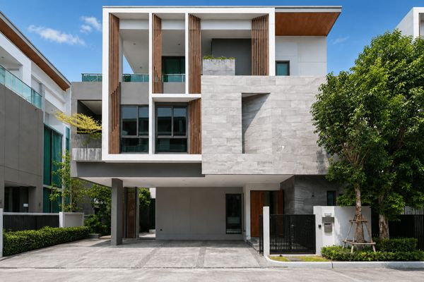 FOR SALE & RENT: The Gentry Phatthanakan (Luxury Pool Vill) 3-story luxury house (Type M - HIDEAWAY) Modern Luxury design with private swimming pool. On a potential development location