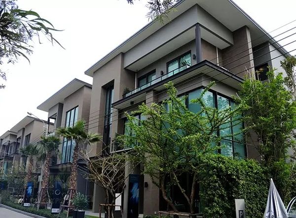 RH100526 For rent, 3-story detached house, 7 bedrooms at Soul Ekkamai-Ladprao.