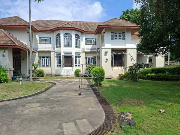 Single house for sale with land, large area 2 rai 1 ngan 58 sq m, Soi Seri Thai 46.