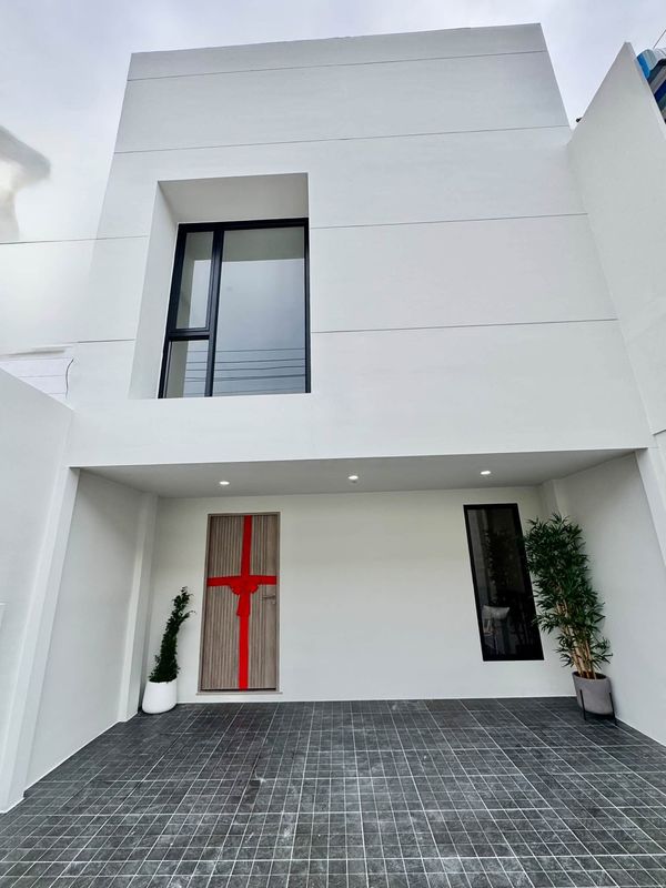 Modern style house for sale, size 23.4 sq m., suitable for those who want to relax, with a garden with natural light in the middle of the house.