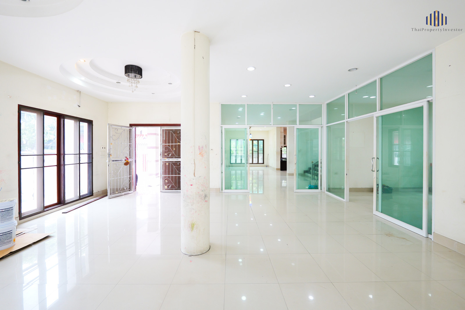 Warehouse-Sized Space with Massive 600 Sqm of Usable Area!! For sale: 3 townhouses at Phra Pin 2 Village, located just behind Thonburi Fresh Market, Thawi Watthana area of Bangkok.  – รูปที่ 3