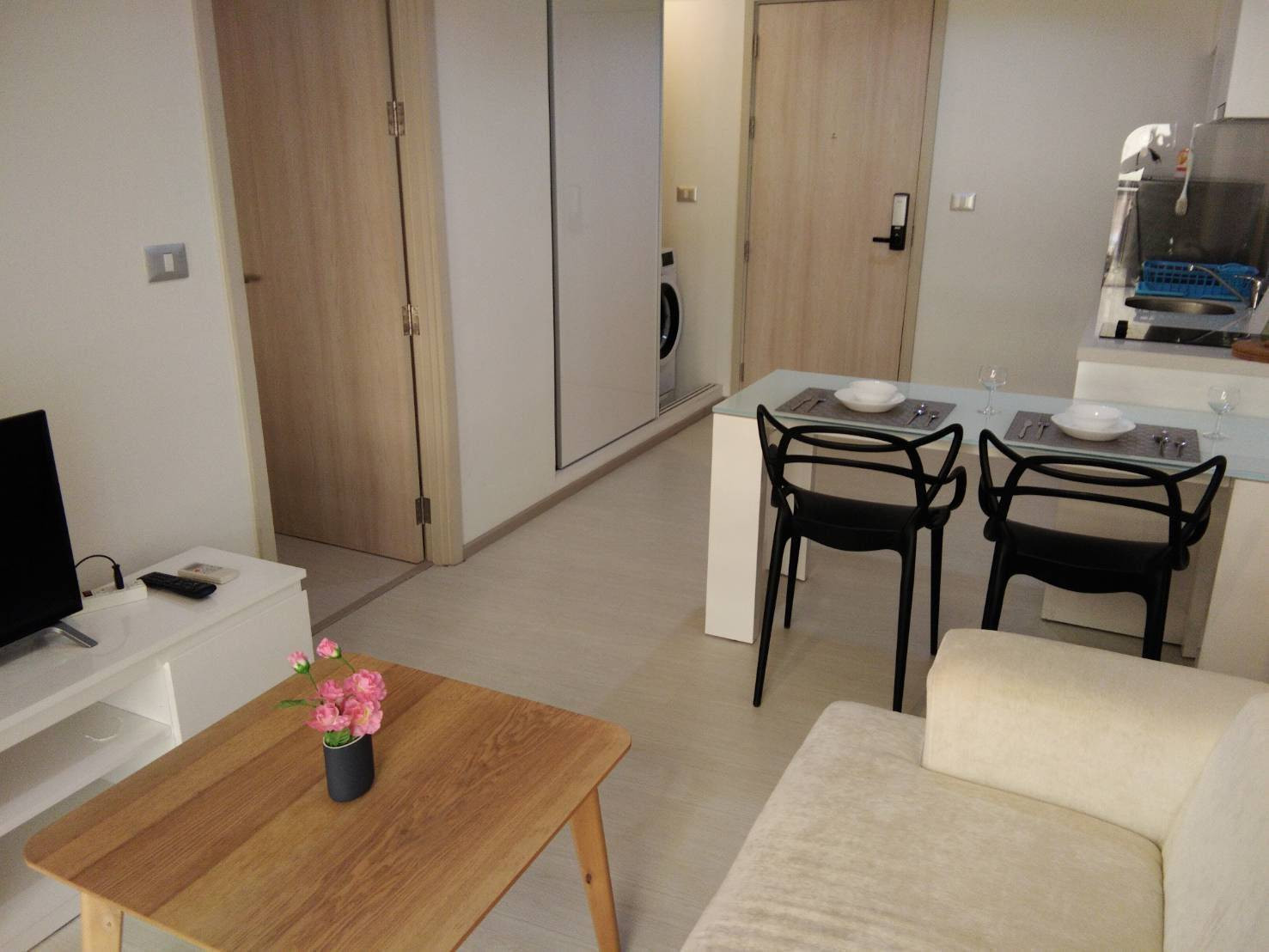Rhythm Sukhumvit 42 for Rent, 1 Bed 35 sqm, near BTS Ekkamai, Gateway & Bangkok Hospital, only 19,000/month