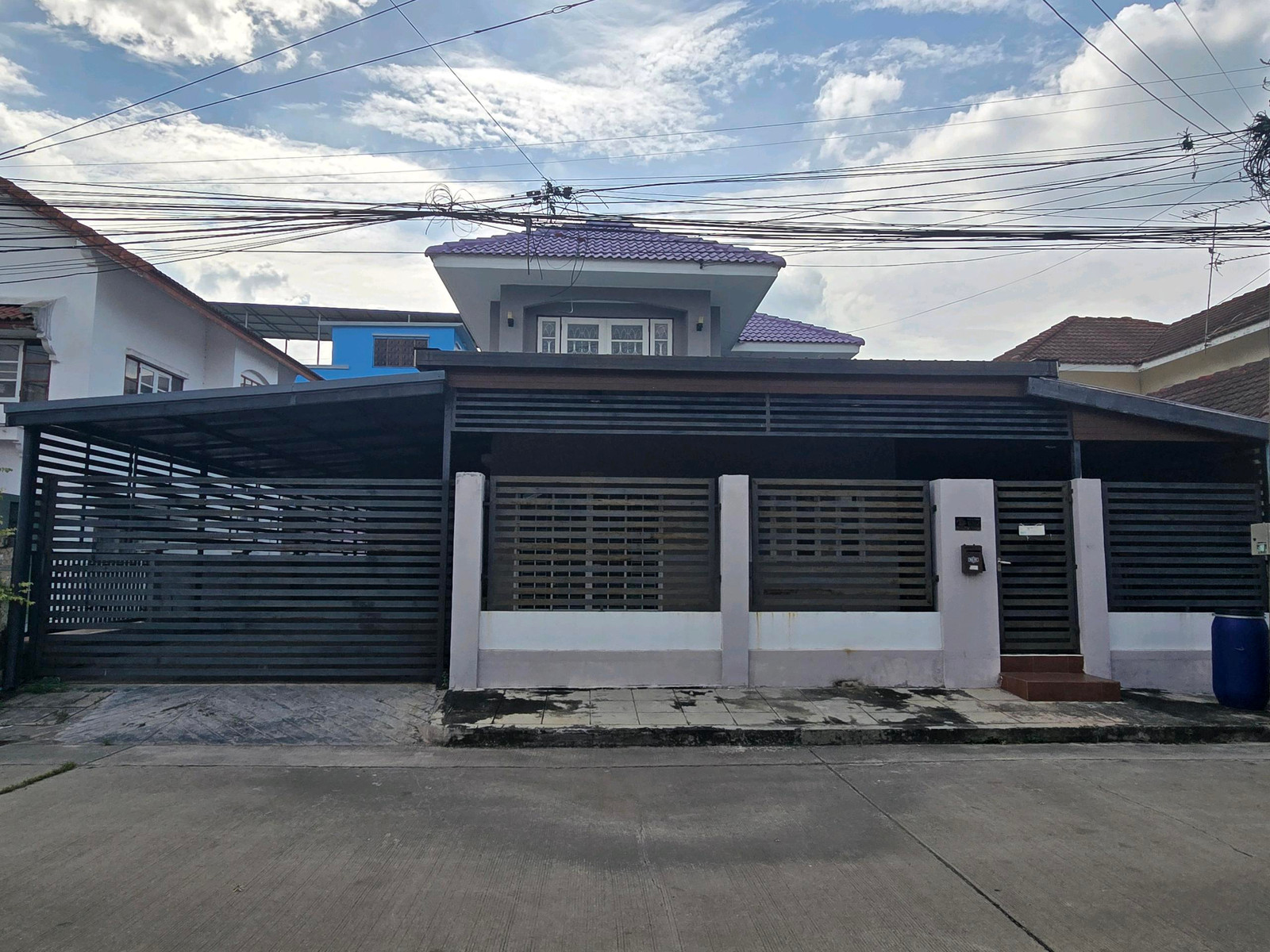 Single house, good location Near Phutthamonthon Sai 2 and Sai 3 Roads, lots of usable space available for rent. Single house, good location Near Phutthamonthon Sai 2 and Sai 3 Roads, lots of usable space available for rent.