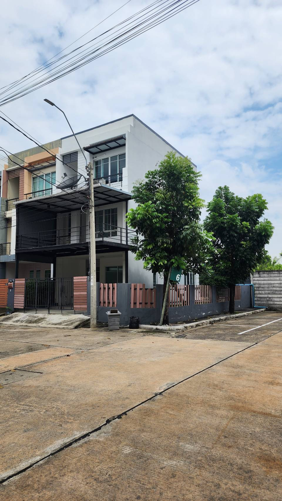 Townhome for rent, The Plant City Sathorn, near HomePro Kanlapaphruek, just 1 minute. Townhome for rent, The Plant City Sathorn, near HomePro Kanlapaphruek, just 1 minute.