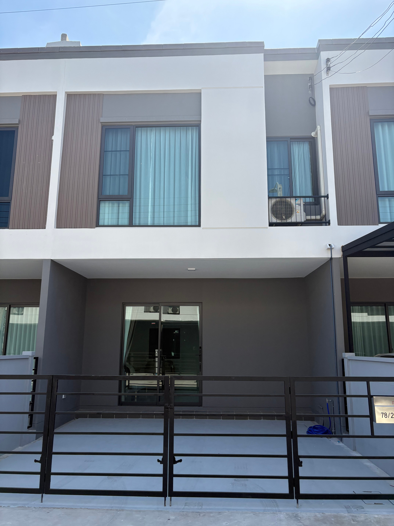 🟢 2-story townhome for rent, beautifully decorated in Modern Vintage & Scandinavian style, wood tones, white, cream, warm and pleasing to the eye, Pleno Sukhumvit-Bangna 3 project.
