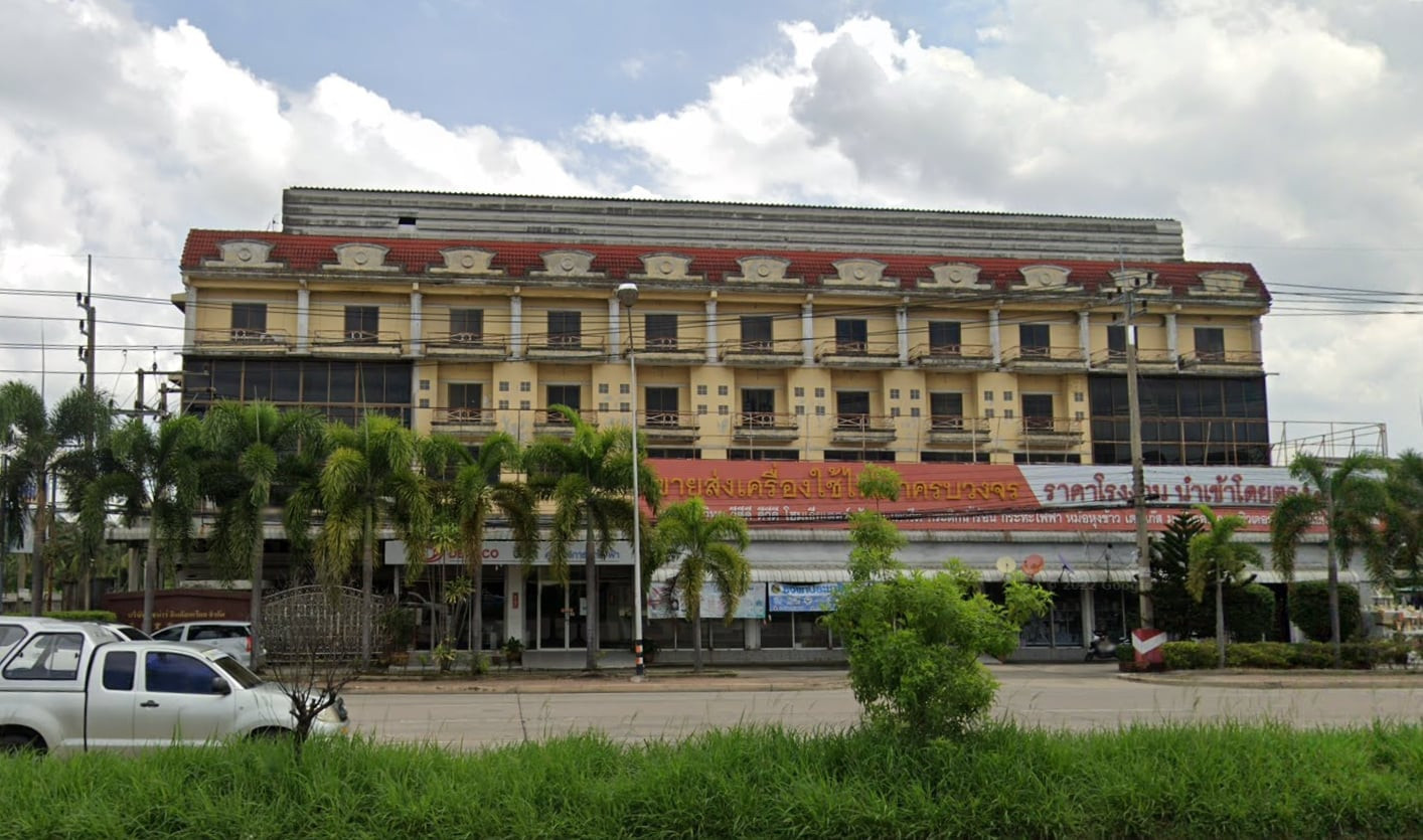 Commercial building for sale, 11 units, with warehouse, 399.8 sq m, next to Phetkasem Road. Near Wat Rai Khing