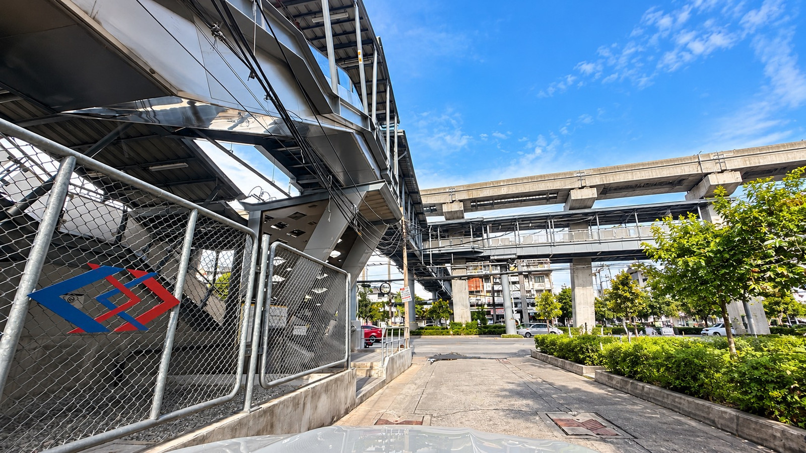Land for sale, prime location, Srinakarin Soi 28, near Sri Nuch BTS Station.