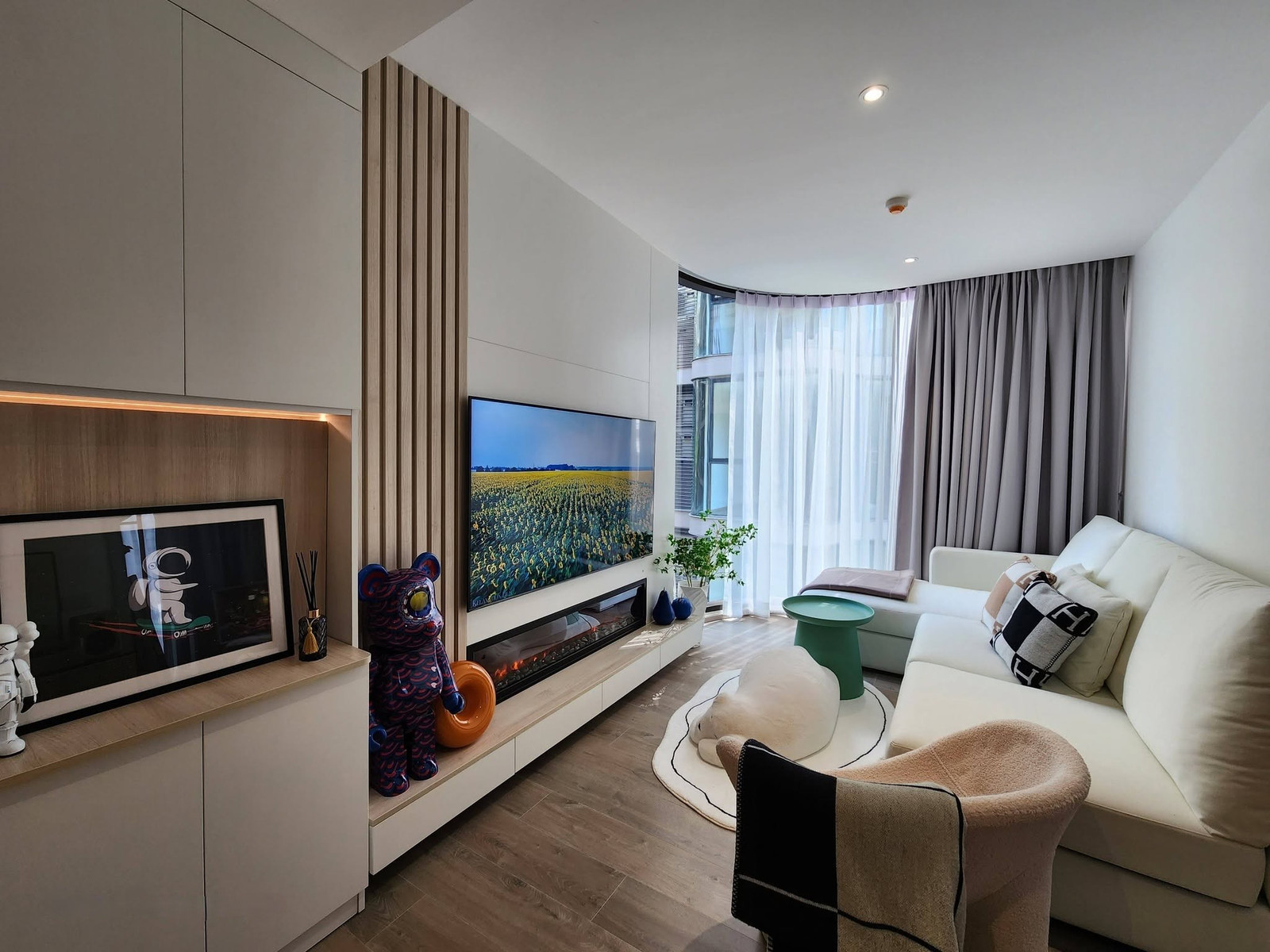 🌿 Project next to Benjakiti Park, walk only 350 m. to BTS/MRT Asoke! 🏢 FYNN Asoke, beautiful room surrounded by glass, view of the pool and garden 🎁 🌿 Project next to Benjakiti Park, walk only 350 m. to BTS/MRT Asoke! 🏢 FYNN Asoke, beautiful room surrounded by glass, view of the pool and garden 🎁