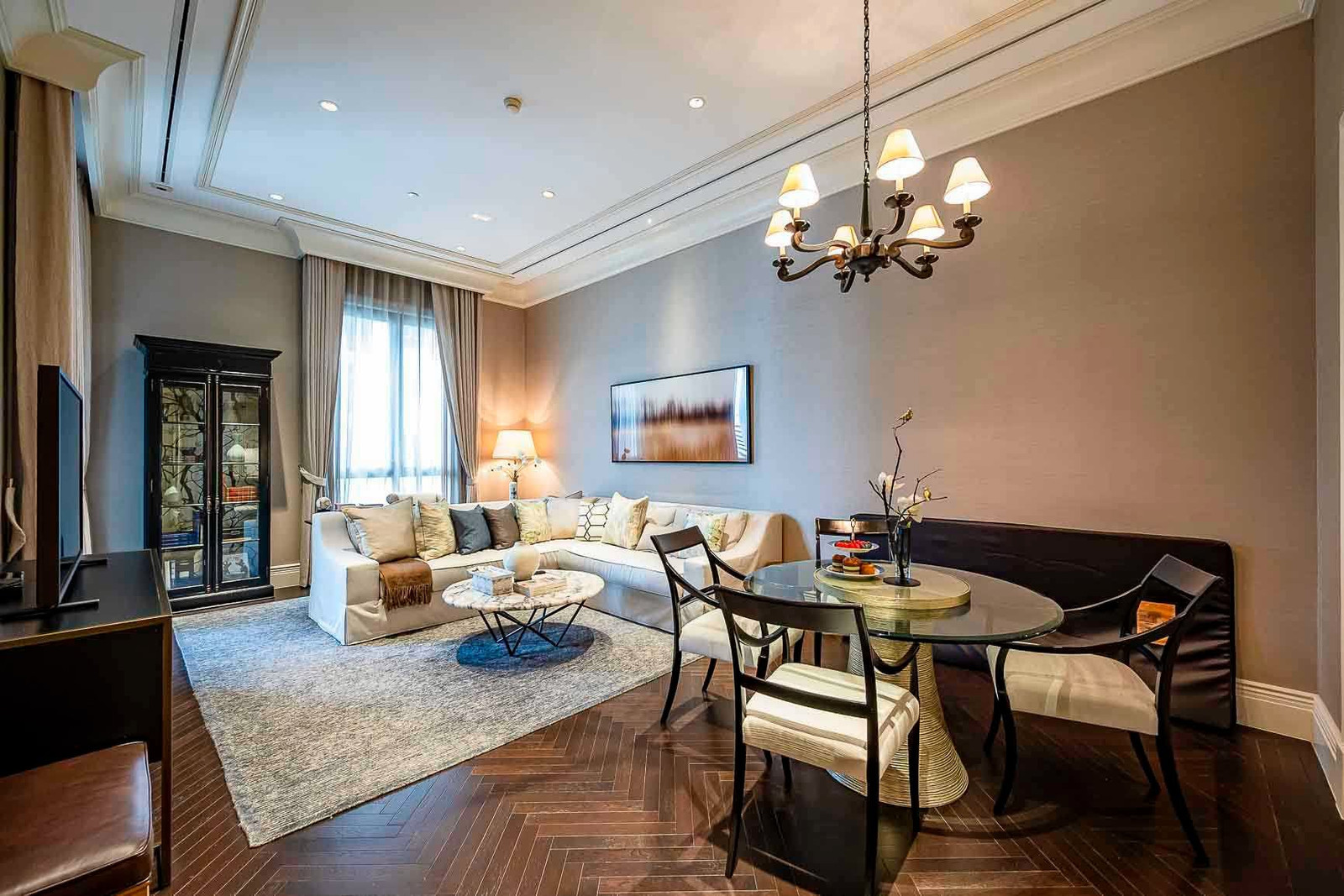 For rent: 98 Wireless, luxury condo, 2 bedrooms, 132 sq m, 13th floor, pets allowed, 250,000 baht/month.
