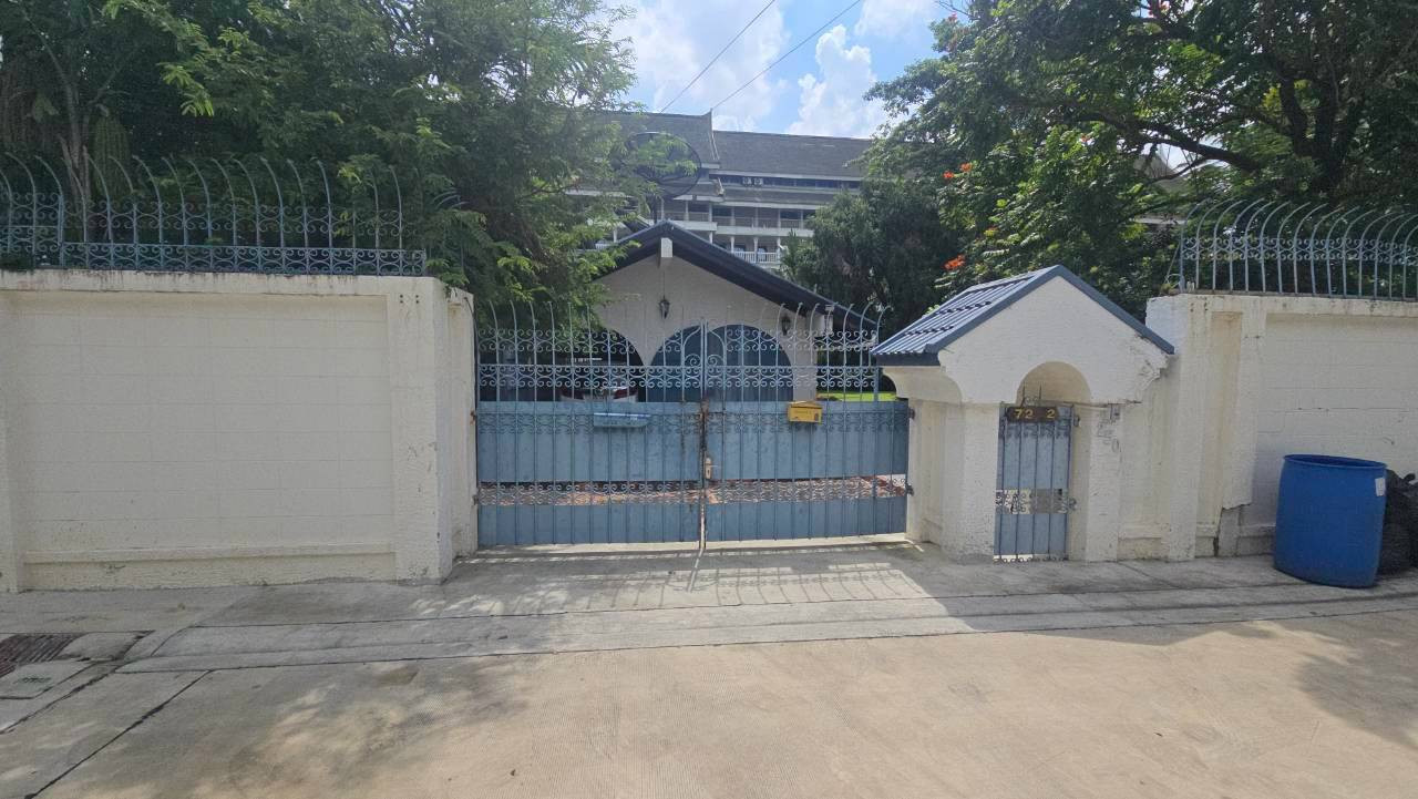 Land for sale 400 sq m with a 2-story house, Soi Ramkhamhaeng 21 (Nawasri), 1 rai of land with a 2-story house, location connected to Ramkhamhaeng - Town in Town - along the expressway.