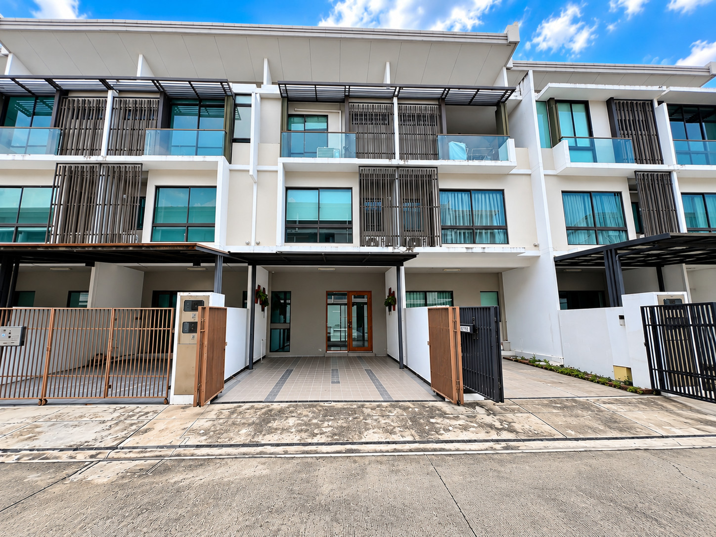 ขายด่วน ราคาพิเศษ! Townhome 3 ชั้น The Landmark เอกมัย–รามอินทรา | Built-in พรีเมียมทั้งหลัง พร้อมเฟอร์นิเจอร์ครบ บ้านสภาพใหม่   ทำทำเลดี ดินทางสะดวก เข้าออกได้หลายทาง