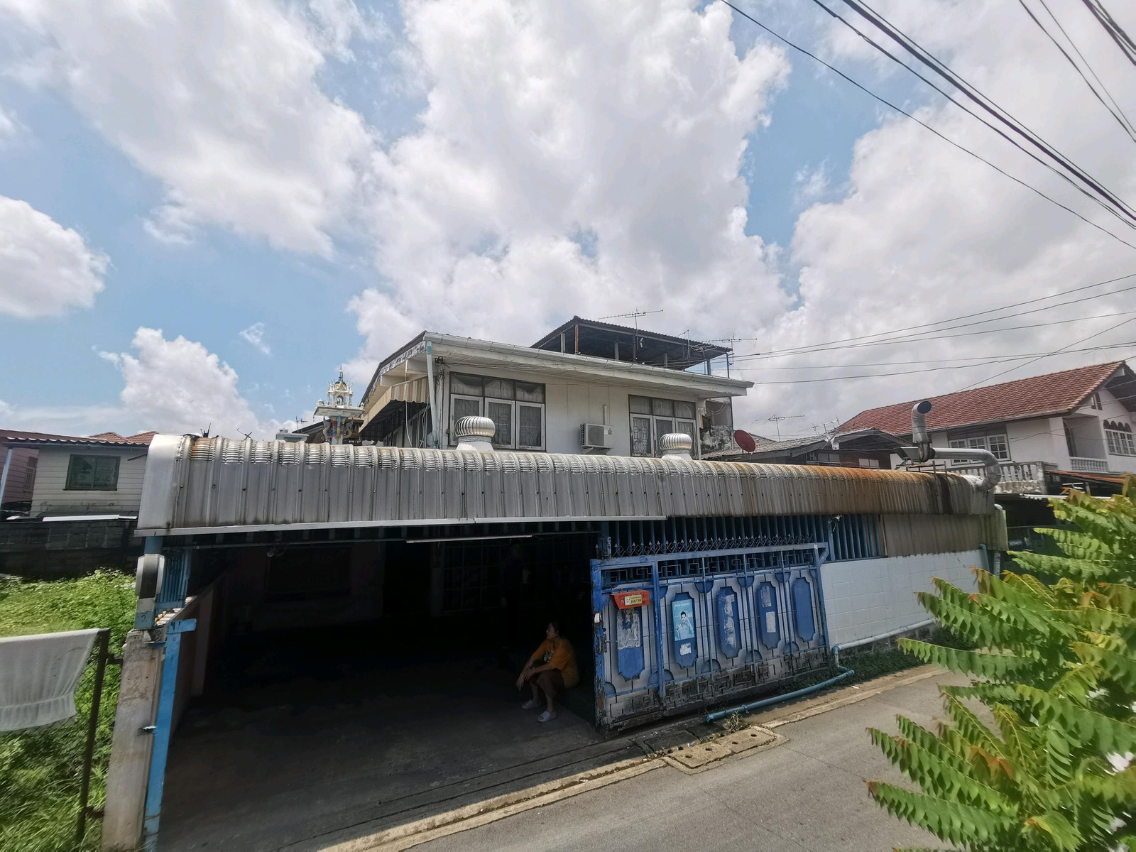 Single house near BTS Saphan Mai.