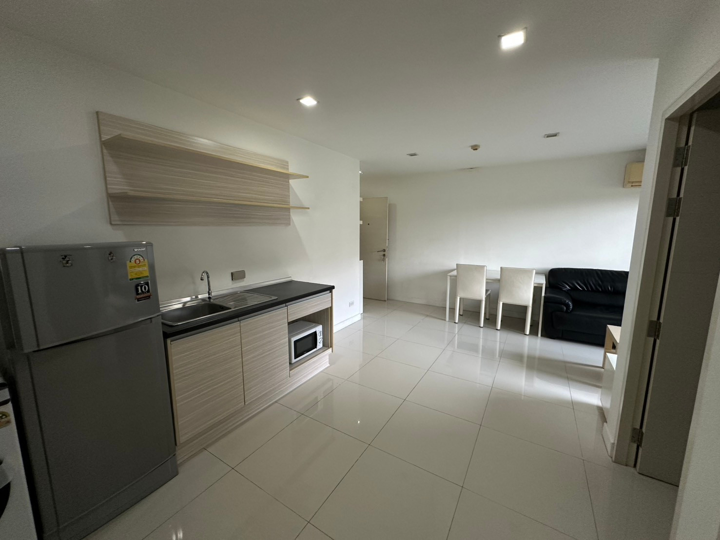 TKF Condo (2 ห้องนอน 1 ห้องน้ำ 52 ตารางเมตร) 5 นาทีจากบีทีเอสอ่อนนุช TKF Condo (2 ห้องนอน 1 ห้องน้ำ 52 ตารางเมตร) 5 นาทีจากบีทีเอสอ่อนนุช
