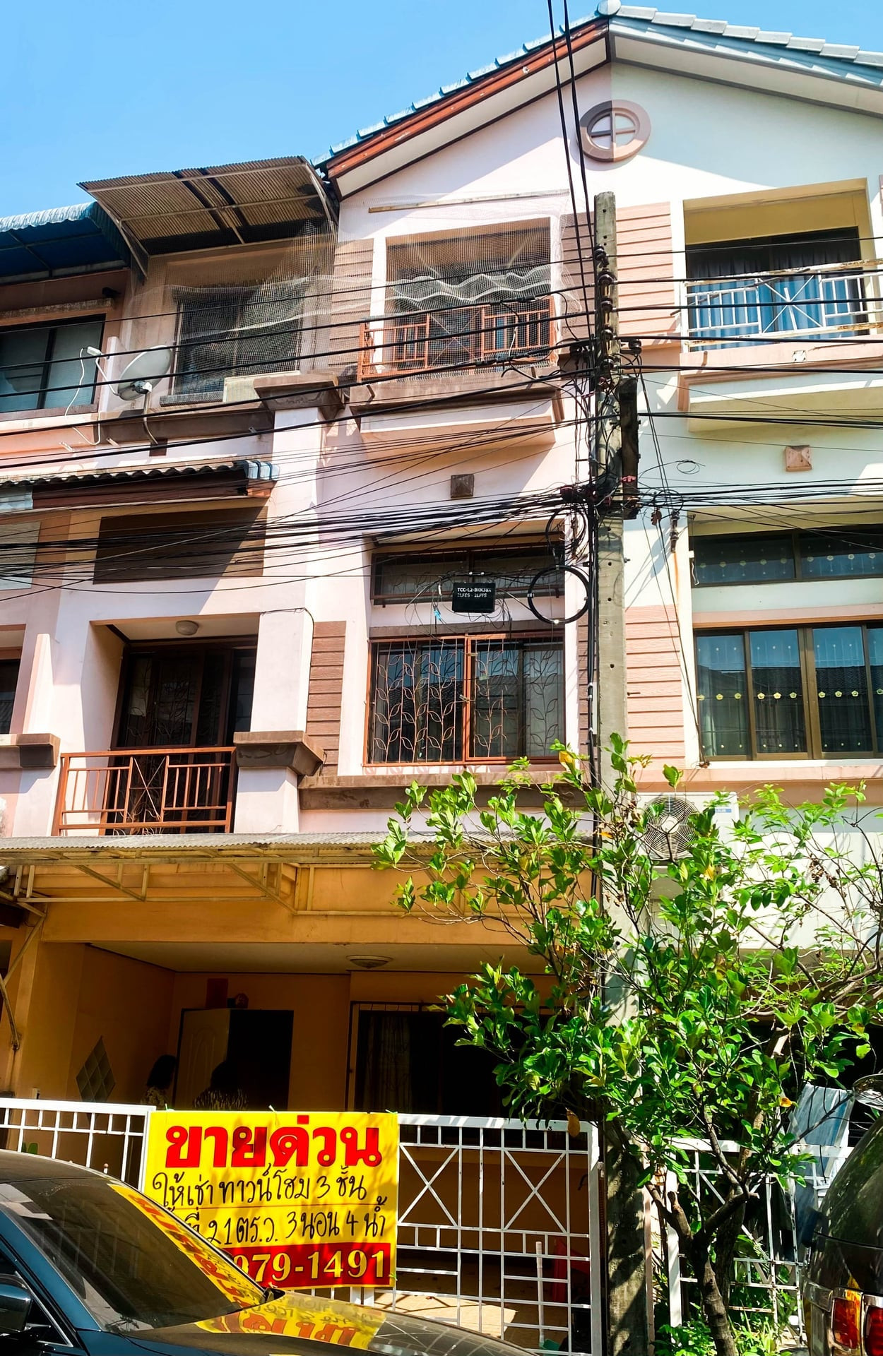 3-story townhome for sale, size 21 sq m, located at Nakniwat Soi 4. 3-story townhome for sale, size 21 sq m, located at Nakniwat Soi 4.