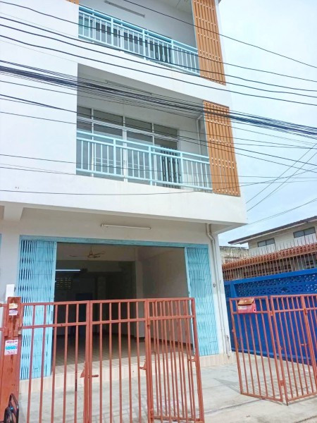 3-story townhome Central Rama2 1.9km in the Tha Kham area 1 km. from Wat Tha Kham. Features 2 bed 3