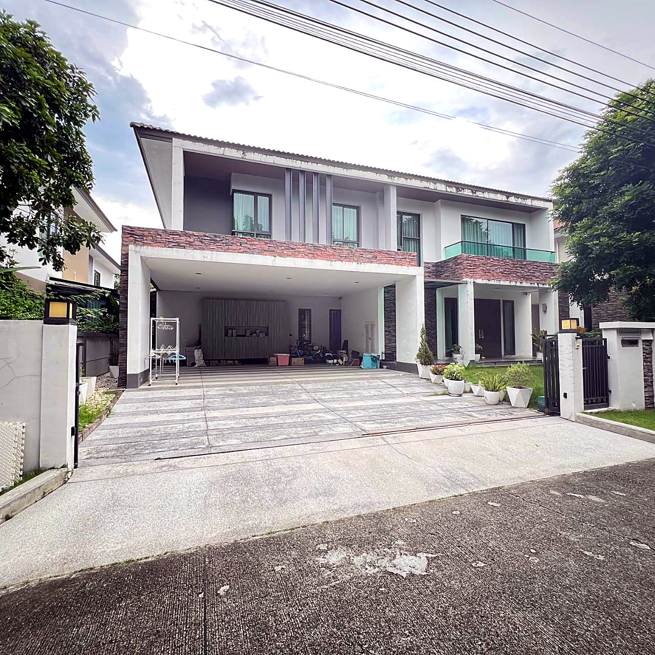 ขายบ้านเดี่ยว เดอะแกรนด์ บางนา-วงแหวน 85.5 ตร.วา 3 นอน 4 น้ำ แอร์ครบทุกห้อง จอดรถ 3 คัน 13.9 ล้านบาท