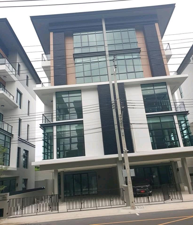 ✨ Large building With private elevator, parking for 6-8 cars, suitable for both offices and residences.