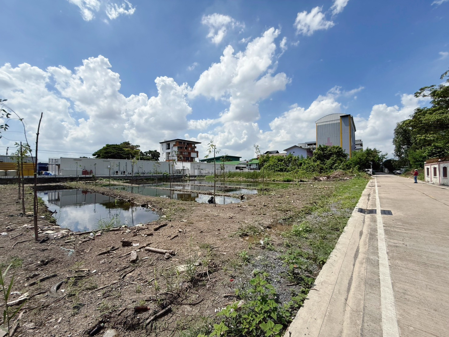 Empty land for sale, Soi Sridan 22, Srinakarin Road, near Makro Srinakarin, only 5 minutes, between the Yellow Line. Sri Lasalle Station and Sri Bearing Station are only about 5 minutes away. Empty land for sale, Soi Sridan 22, Srinakarin Road, near Makro Srinakarin, only 5 minutes, between the Yellow Line. Sri Lasalle Station and Sri Bearing Station are only about 5 minutes away.