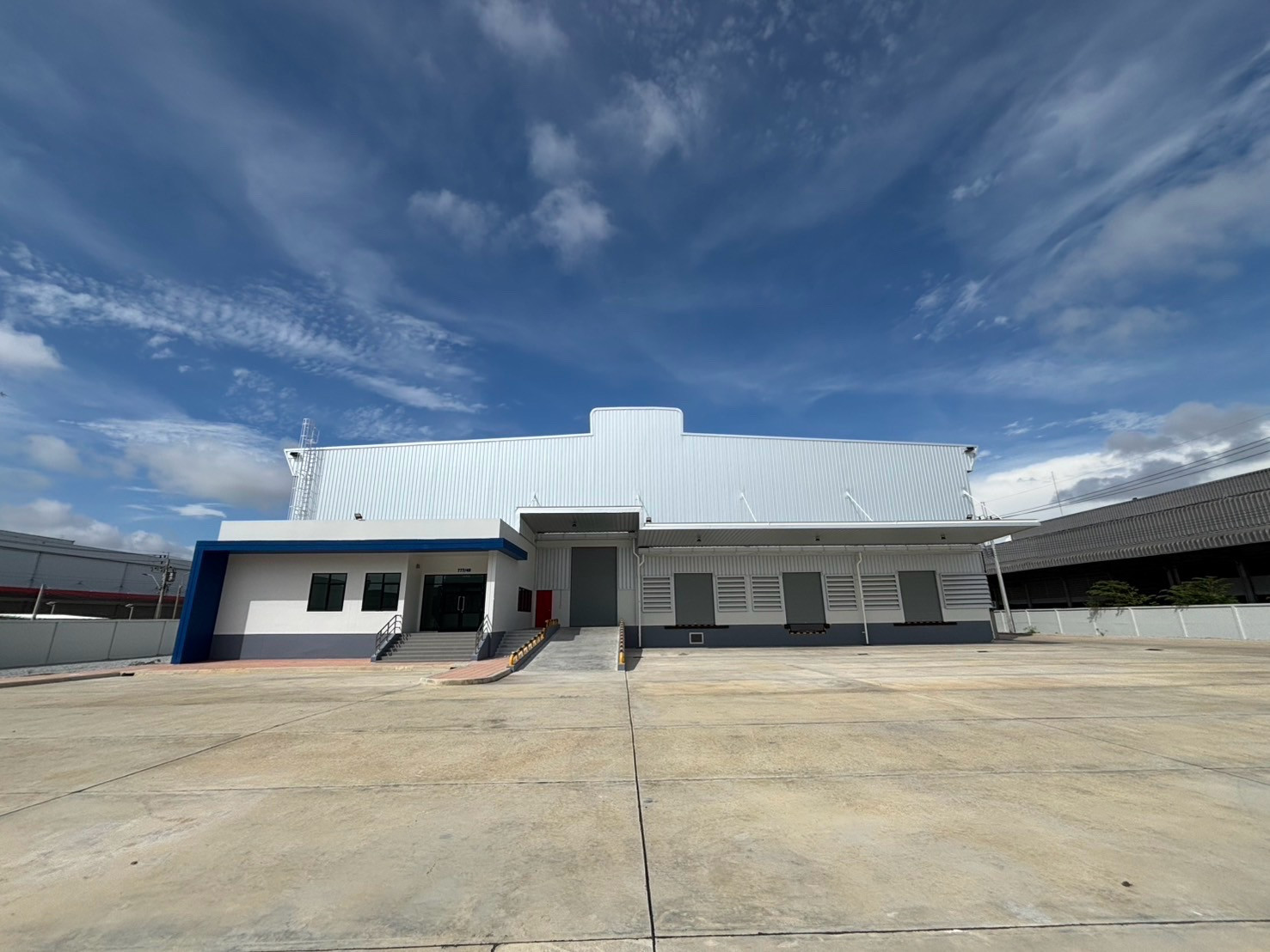 🏭 FACTORY / WAREHOUSE FOR RENT | BANGNA – BANG PHLI, SAMUT PRAKAN, THAILAND  📍 Prime Industrial Location: Bangna–Bang Phli, Samut Prakan  📐 Available Building Sizes: 3,333 – 26,000 sq.m.  💰 Rental Rate: THB 170 / sq.m. / month 