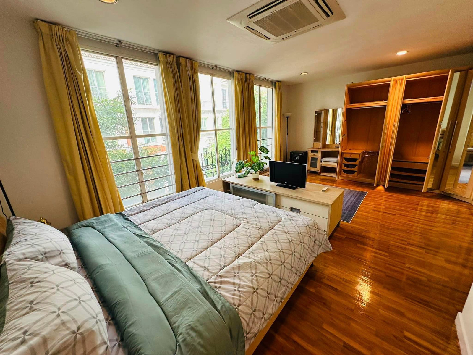 🌟 Opposite J-Avenue! 🌟 For rent, 4-story townhome, Baan Klang Krung, Thonglor (Sukhumvit 55), size 4 bedrooms, 6 bathrooms, large area 380 sq m. 🎁