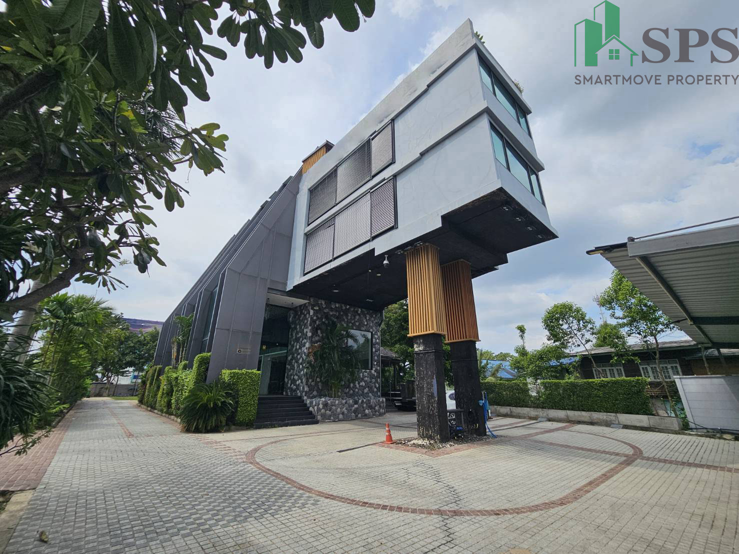 🏢 ให้เช่าอาคารสำนักงานขนาดใหญ่ 4.5 ชั้น | ใกล้ถนนศรีนครินทร์ ติดถนนคู่ขนานมอเตอร์เวย์ กรุงเทพ–ชลบุรี (SPSP679) – รูปที่ 2