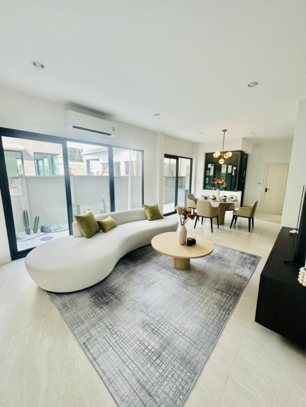 🟢 Luxury townhome for rent, 3 floors, width 10 meters, luxuriously decorated by 10dk, premium location project. At the beginning of Soi On Nut, close to BTS On Nut, only 2 km., fully decorated at a premium level (Fully Furnished) with a complete set of el – รูปที่ 3