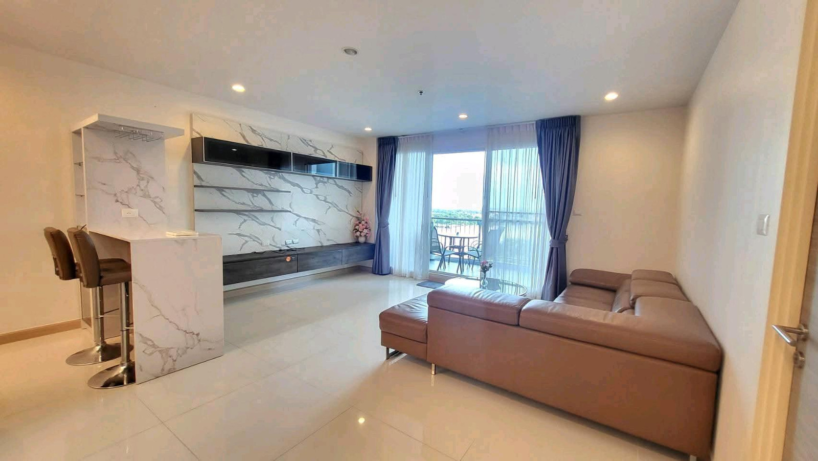 ✨ Fully Furnished, ready to move in | Extra large room | Parking for 2 cars ✨ Fully Furnished, ready to move in | Extra large room | Parking for 2 cars