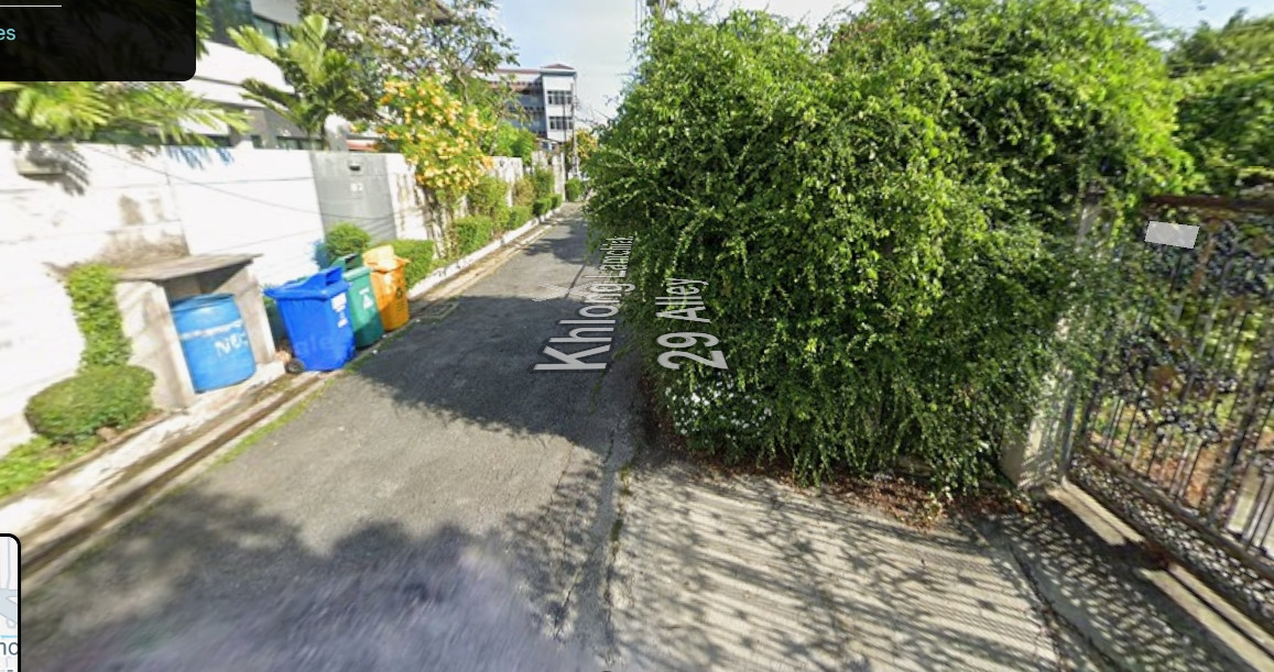 Land for sale, good location Soi Khlong Lam Chiak 29 connects along the Ramintra Expressway - Kaset-Nawamin. Suitable for a residence / home office.