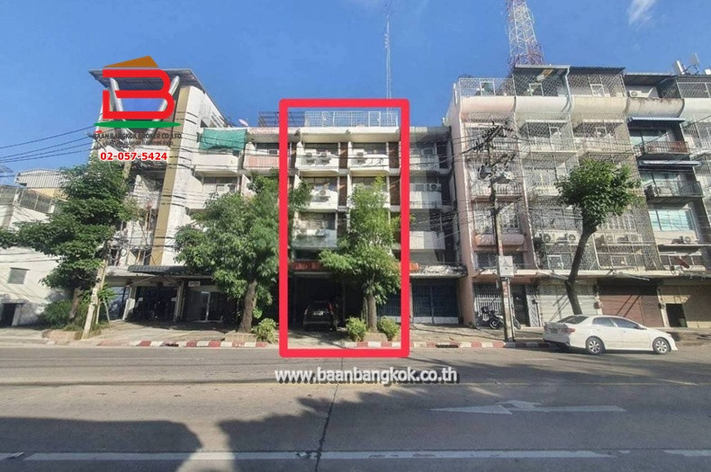 Commercial building, area 42 sq m., near Vajira Hospital, Ruamchit Intersection, Ruamchit Road, Thanon Nakhon Chai Si Subdistrict, Dusit District.