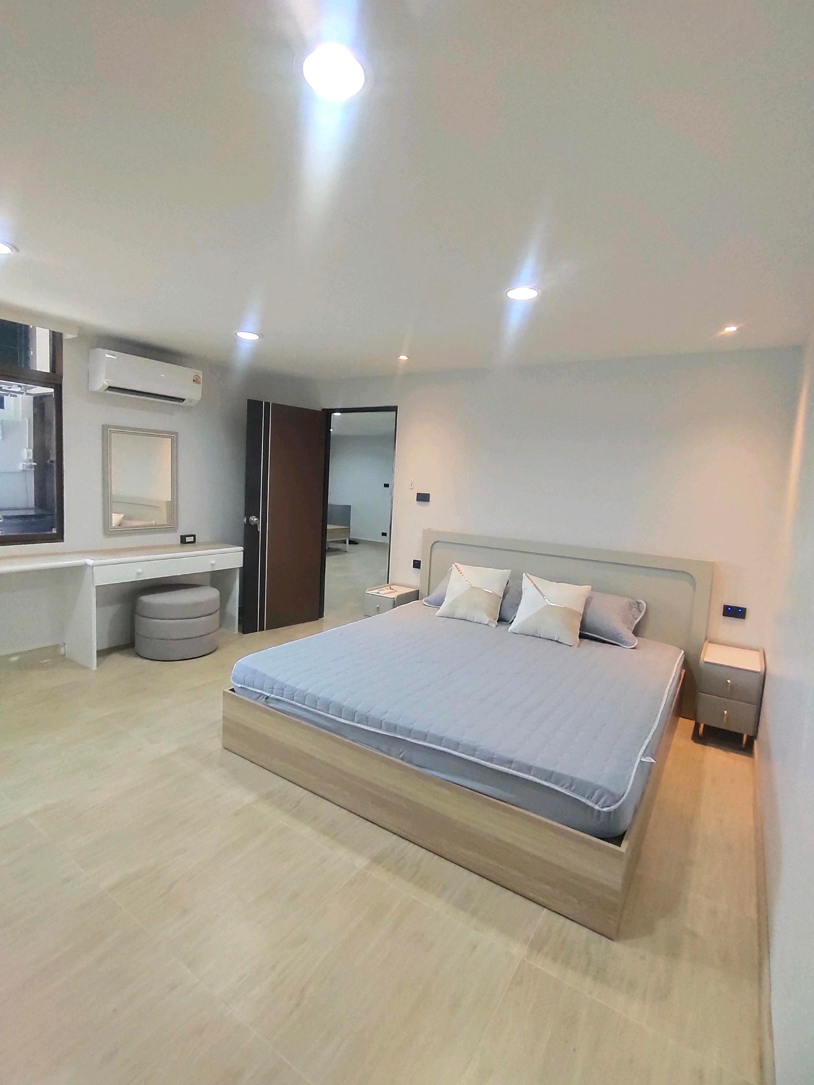 Condo for sale at Ville Muang, 27th floor. Beautiful corner, spacious room. Its a new condition room. Fully furnished Condo for sale at Ville Muang, 27th floor. Beautiful corner, spacious room. Its a new condition room. Fully furnished