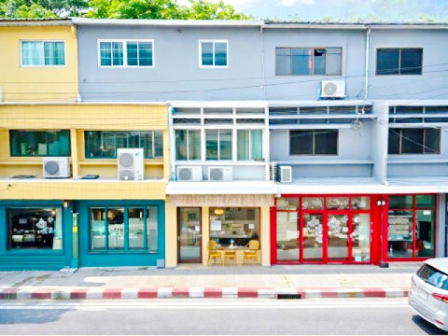 Commercial building for rent 2 combined units and 2 stories located directly on Ekkamai Road. F