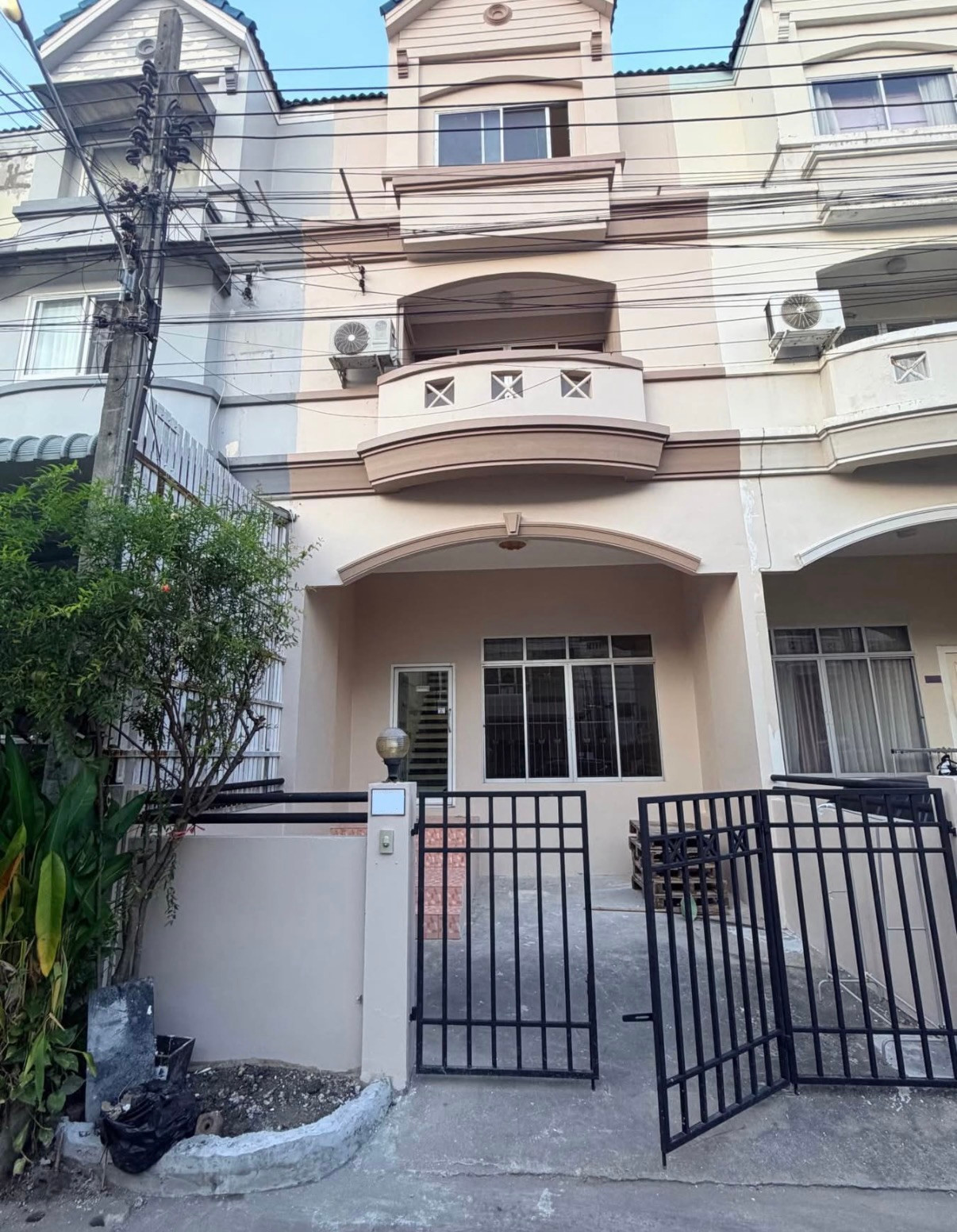 Townhome for rent, newly renovated, Soi Ramintra 8, near Central Ramintra. and the flea market along Duan