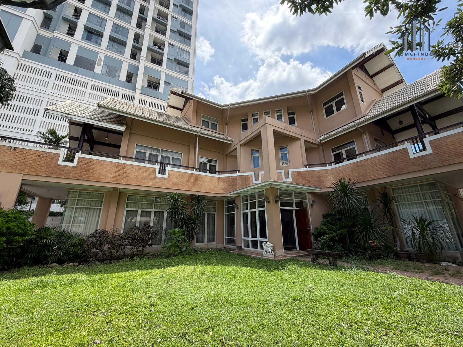 🏡 ให้เช่า บ้านเดี่ยวหลังใหญ่ ลาดพร้าว 5 ห้องนอน 820 ตร.ม. ใกล้ MRT โชคชัย 4 | 250,000 บาท/เดือน