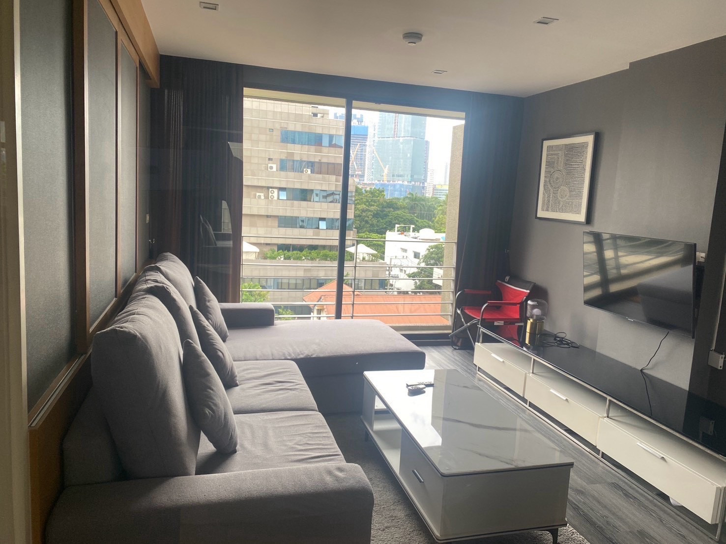 BEST PRICE & RARE ITEM! 1 bedroom, giant size, 50 sq m., Low-Rise condo, Luxury level, high private society. In the heart of Ratchadamri-Chidlom, only 350m to BTS Ratchadamri, shocking rental price only 25k! Noble Ambience Ratchadamri