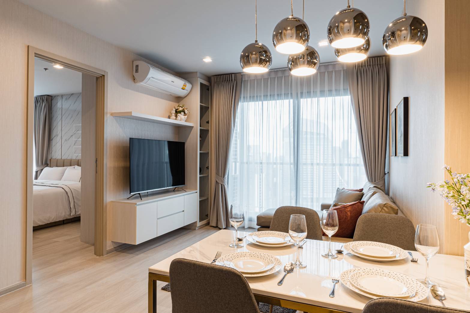 🔥 ชั้นสูง! วิวเมือง! | Life One Wireless | 2 Bedrooms, 2 Bathrooms | 63 ตร.ม. | ชั้น 40 | คอนโดหรูใจกลางถนนวิทยุ ใกล้ BTS เพลินจิตและ Central Embassy | Facilities ระดับพรีเมียม | 55,000 บาท/เดือน – รูปที่ 2