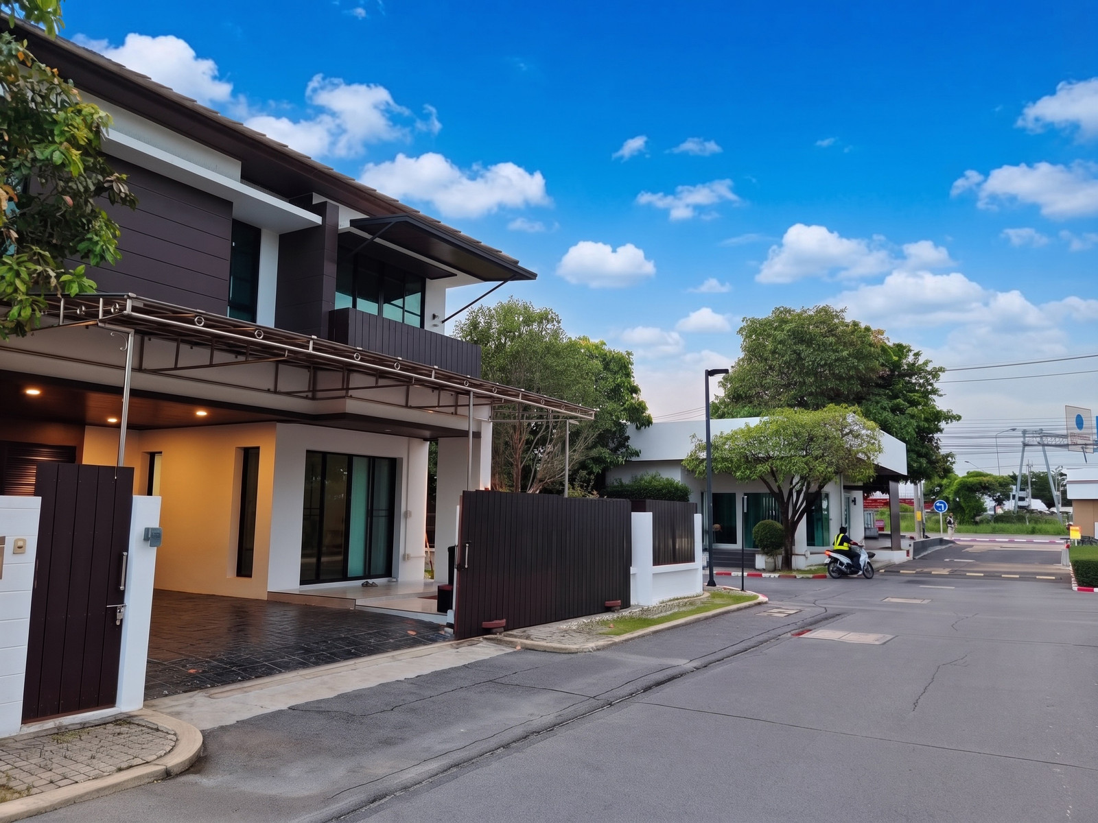 Corner Garden House at Lake View Park, Bangna-Wongwaen