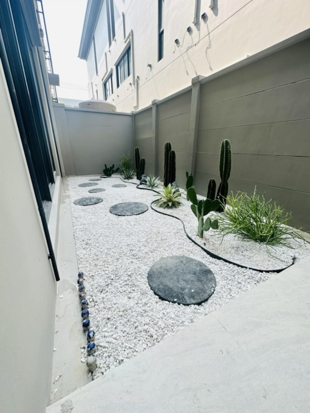 🟢 Luxury townhome for rent, 3 floors, width 10 meters, luxuriously decorated by 10dk, premium location project. At the beginning of Soi On Nut, close to BTS On Nut, only 2 km., fully decorated at a premium level (Fully Furnished) with a complete set of el – รูปที่ 2