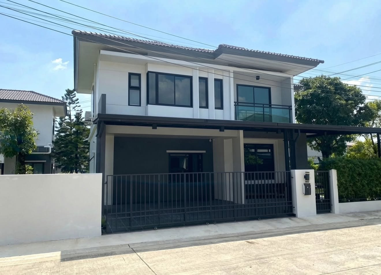 4BR Corner House, Grand Britania Wongwaen-Ramintra