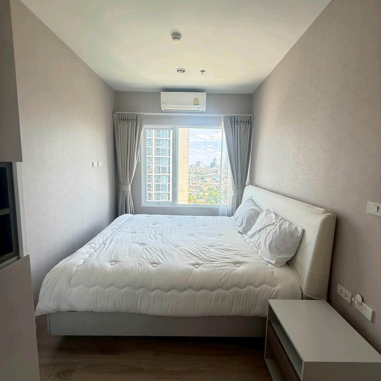 For rent AMBER CONDO near 🚇 MRT Tiwanon Intersection 🛍️ Pantip Ngamwongwan 🛏️ 1 bedroom ➕ corner room with additional usable area of ​​approximately 4.8 sq m.